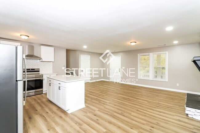 Building Photo - FIRST FULL MONTH OFF WITH 13 MONTH LEASE