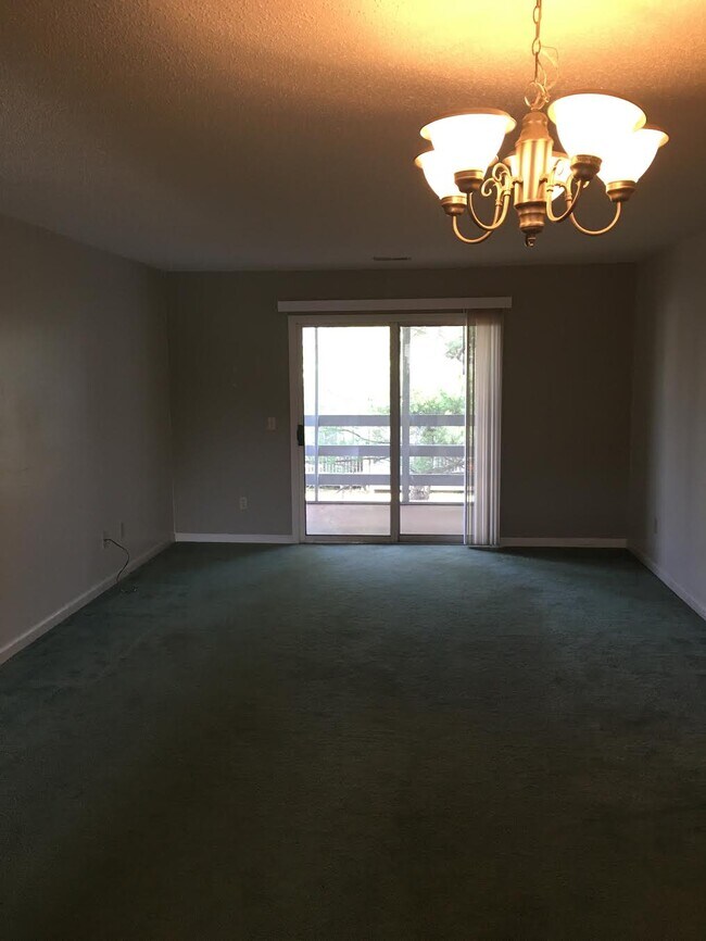 Building Photo - 107 Meadow Park Ln