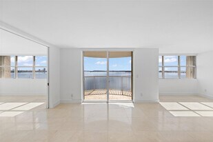 Building Photo - 1420 Brickell Bay Dr