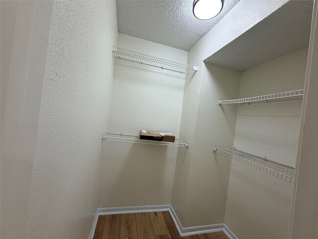 Building Photo - 10855 Meadowglen Ln