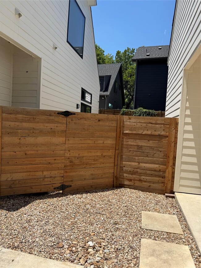 Building Photo - 2604 Francisco St