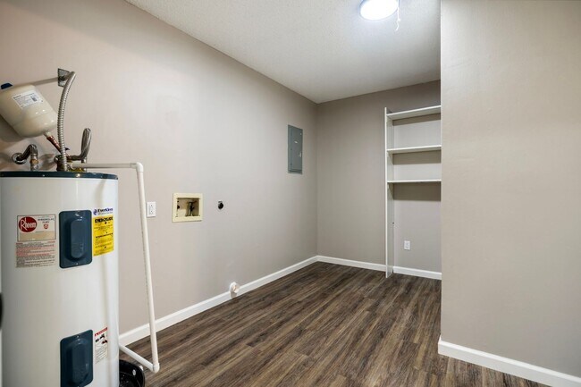 Building Photo - 1105 Brentwood Dr
