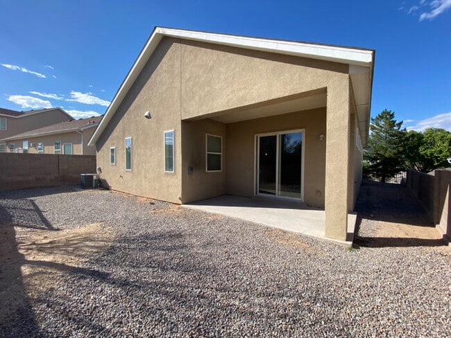 Building Photo - Spacious- 2 Living Rm/3BR/2Bath in Cabezon
