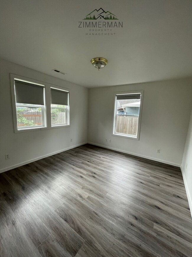 Building Photo - 3 bedroom, 1 1/2 bathroom House in Thurston neighborhood