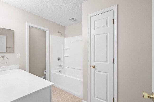 Building Photo - 571 Riverward Dr