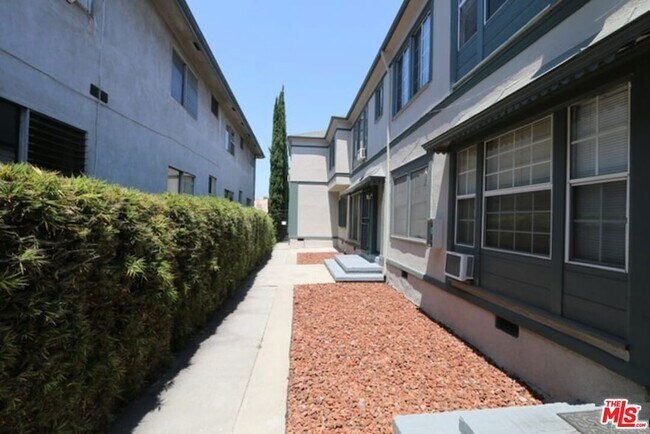 Building Photo - 1022 S Norton Ave