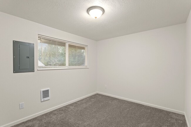 Building Photo - RECENTLY UPDATED 2 BEDROOM 1.5 BATH TOWNHOME IN TIGARD!