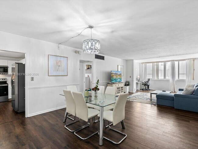 Building Photo - 5005 Collins Ave