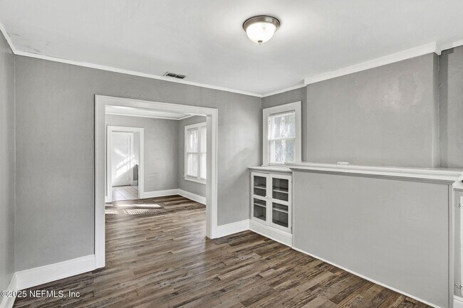 Building Photo - 1431 W 26th St