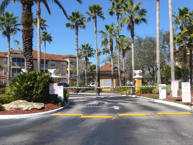 Building Photo - 5475 Vineland Rd