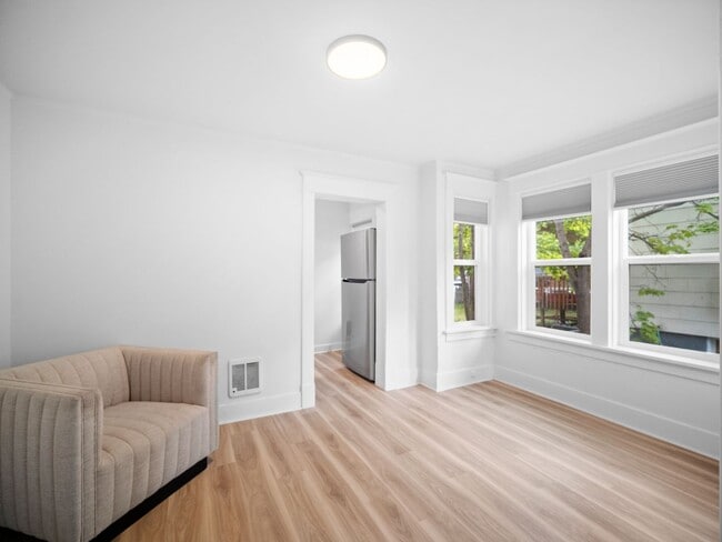 Building Photo - 1618 W 8th Ave