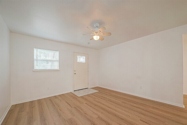 Building Photo - 2051 Santa Rosa St