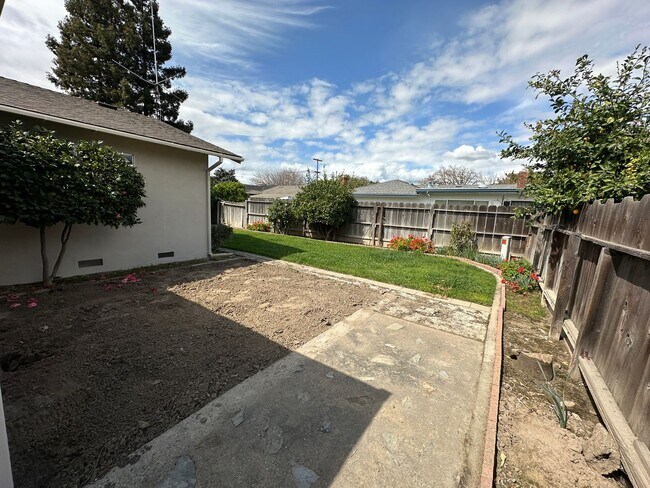 Building Photo - 1613 Carnation Ct