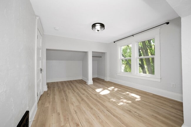 Building Photo - 3 Bedroom Custom Neenah Home