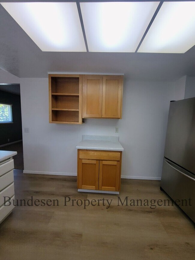 Building Photo - Spacious Westside 5BR Home in Petaluma - E...