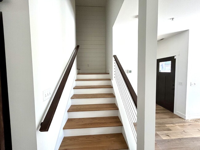 Building Photo - Modern 3-Bedroom 3-Story Apartment with a ...