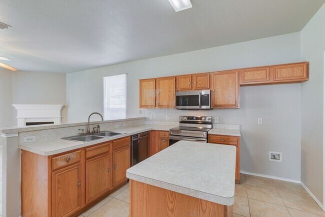 Building Photo - 4 Bedroom/2 Bathroom HOME FOR LEASE! Just ...