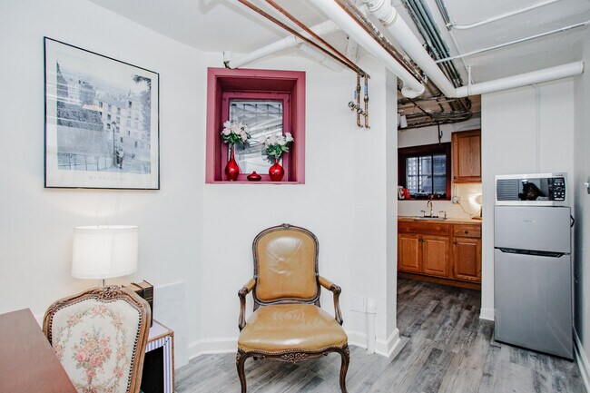 Building Photo - 622 W Briar Pl