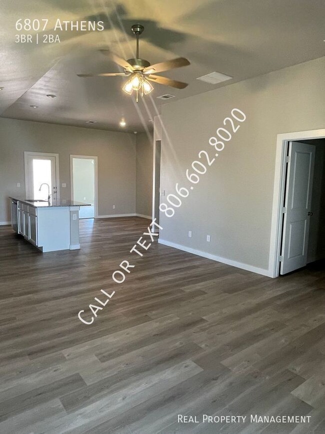 Building Photo - Beautiful 3 bed 2 bath home with turfed ba...