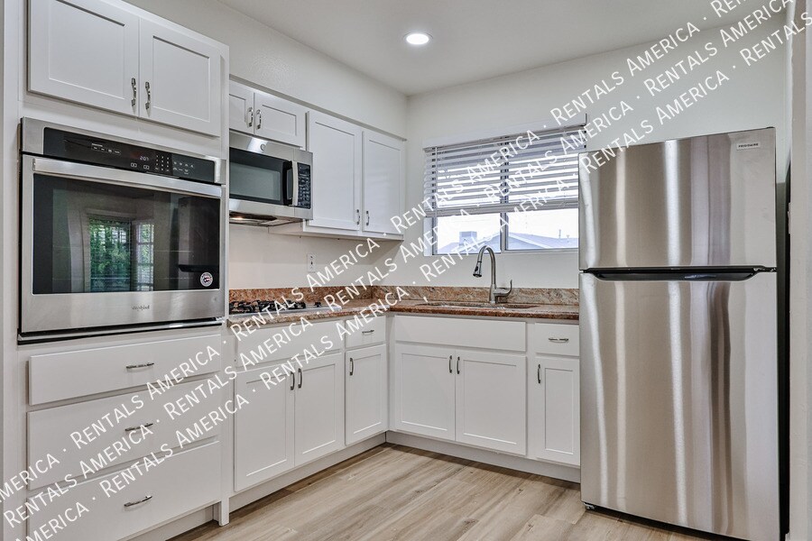 Building Photo - 12450 N Augusta Dr