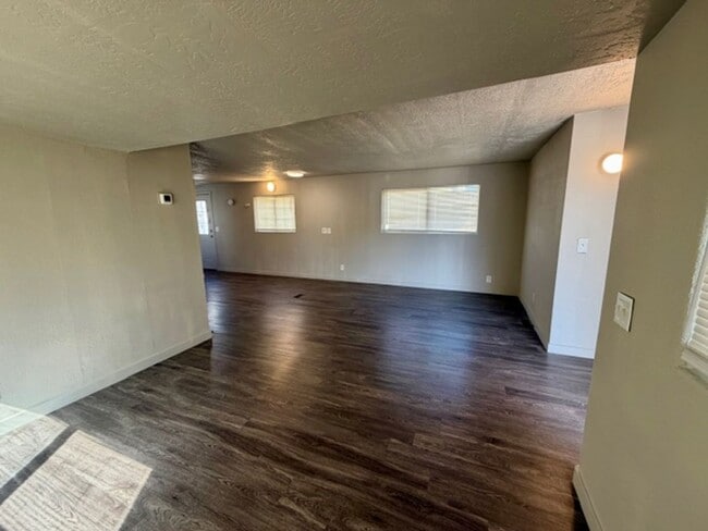 Building Photo - AVAILABLE NOW - 2 Bedroom/2 Bath in Pleasant Grove