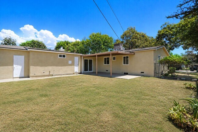 Building Photo - 677 N Tulare Way