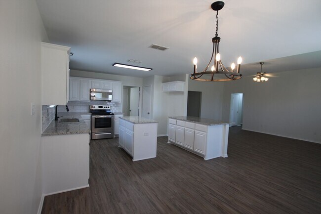 Building Photo - Beautifully updated 3 bedroom 2 bath home ...