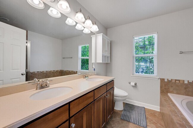 Building Photo - Spacious 5BR House in Aurora