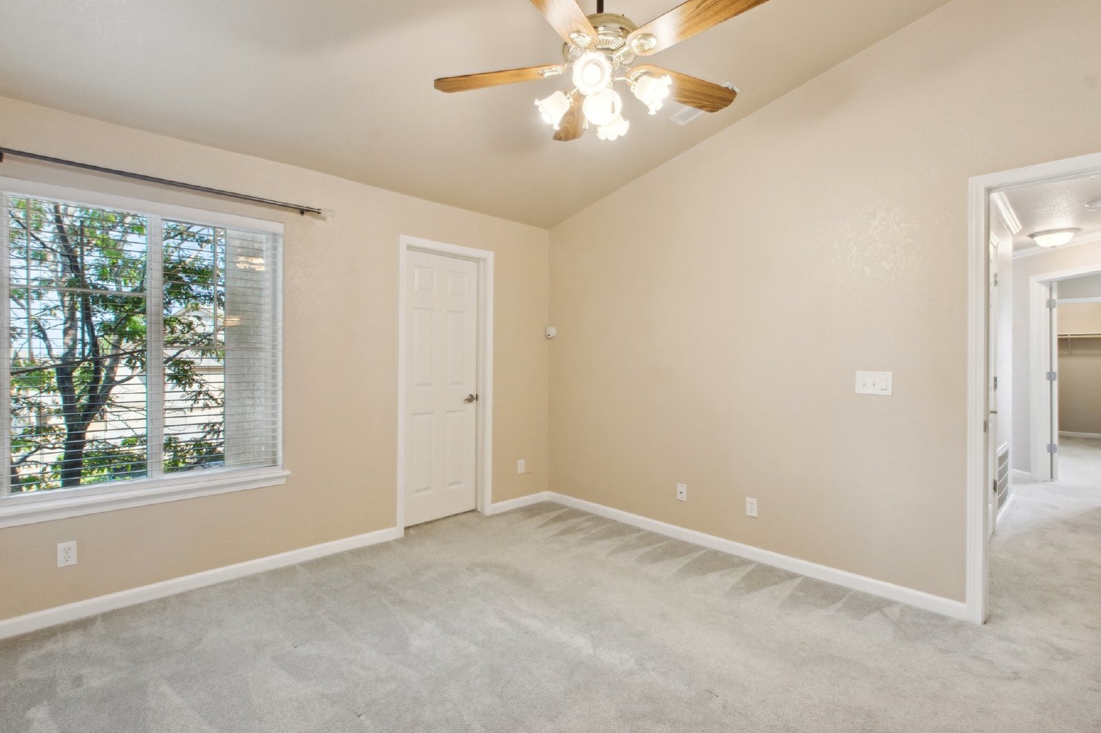 Building Photo - Updated 2-Bed, 2-Bath Condo Just 15 Minute...