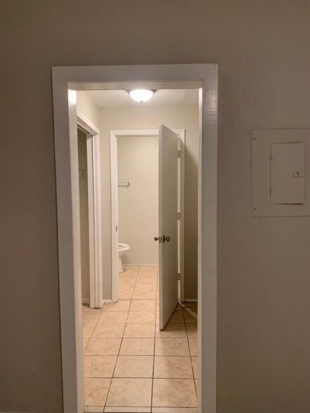 Building Photo - 109 E Venus Ln