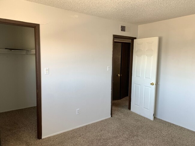 Building Photo - 2 Bedroom Upstairs Unit off 20th Street