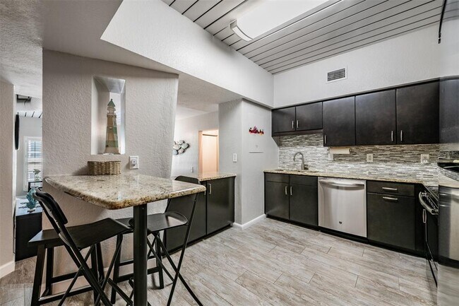 Building Photo - 2410 W Azeele St