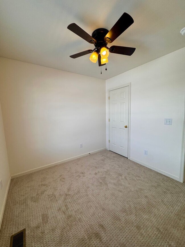 Building Photo - End Unit Townhome for Rent in Taylor Springs