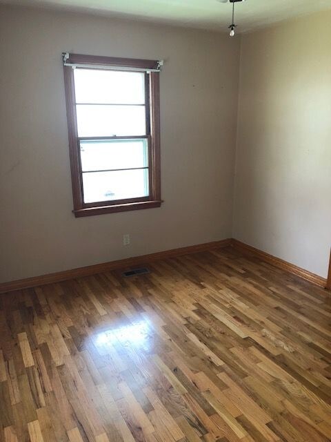 Building Photo - 3BR/1BA Near Gage Park
