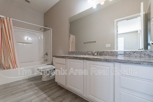 Building Photo - 2741 E Yellowstone Pl