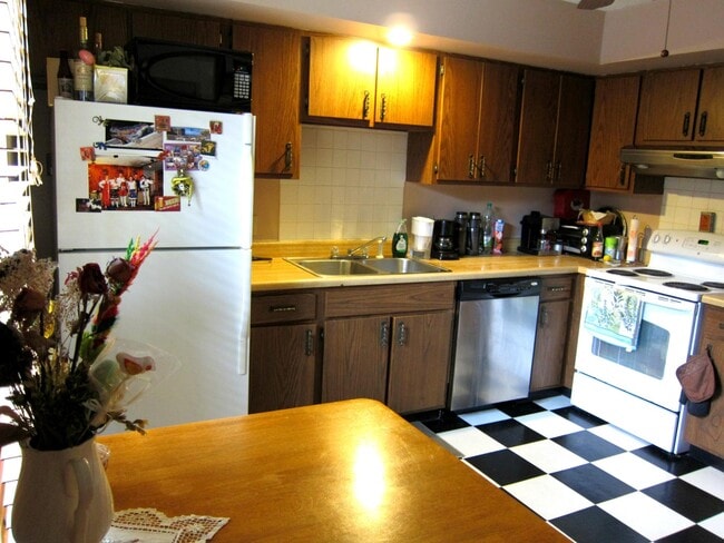 Building Photo - 1601 Lyndhurst Dr