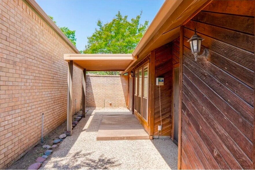 Building Photo - 616 Placid Cir