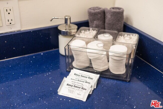 Building Photo - 8345 White Oak Ave