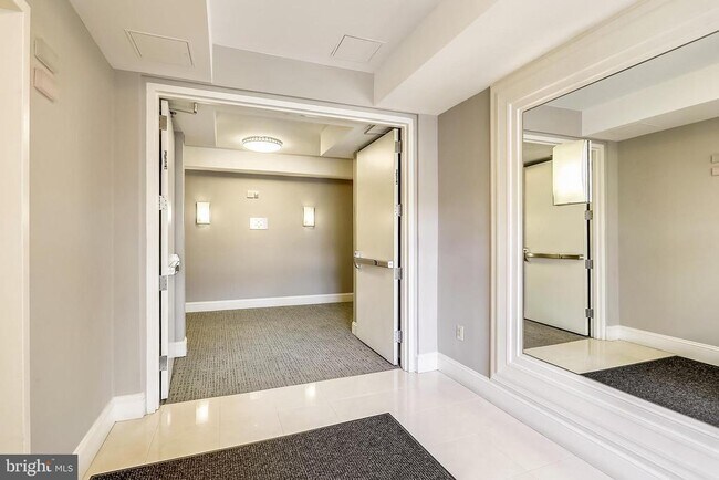 Building Photo - 309 Holland Ln