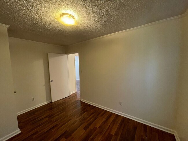 Building Photo - SRP-SH050-402 South 10th Street