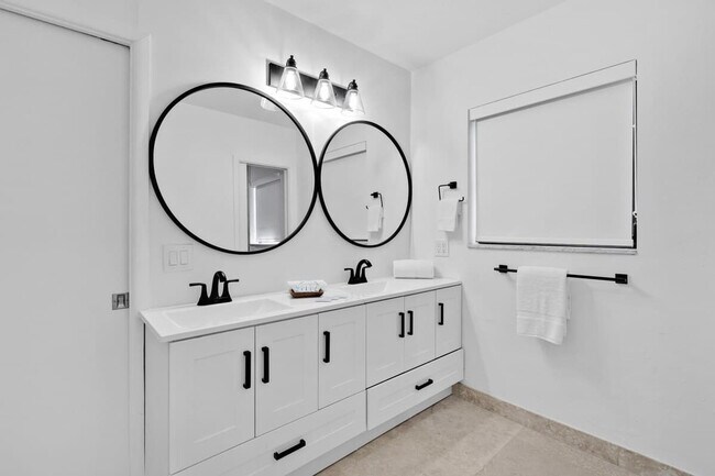 Building Photo - 704 NE 2nd St