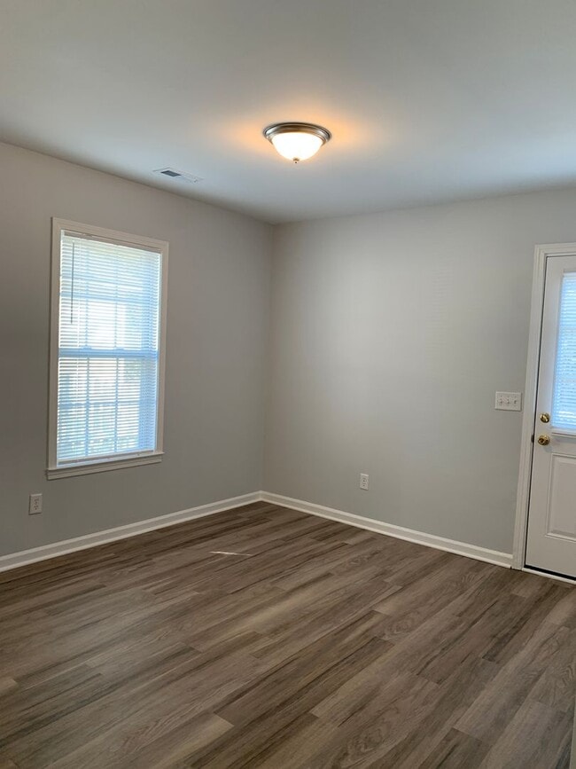 Building Photo - 3 Bedroom 2 Bath Renovated House Available Now on Park Avenue