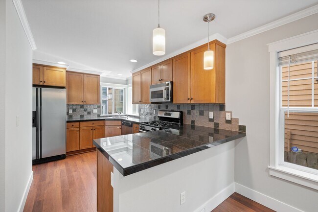 Building Photo - Stylish 3 bedroom townhome in Madison Valley!