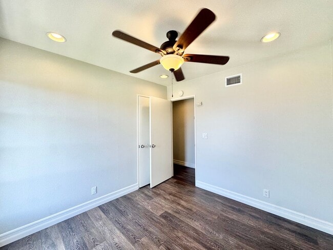 Building Photo - Beautiful 5B/2.5BA Home With Office Locate...