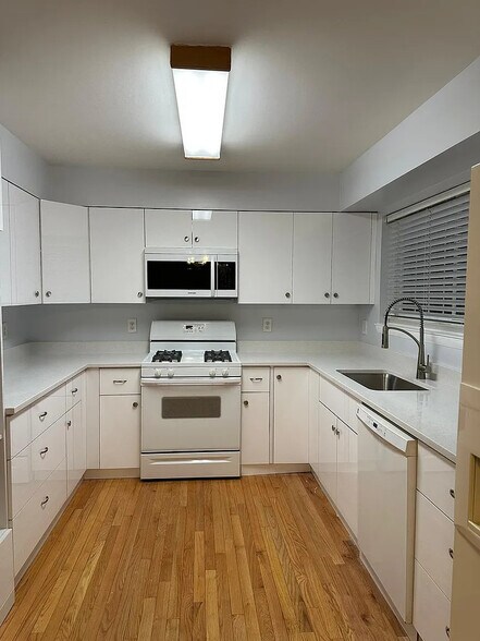Building Photo - 8308 Southern Oaks Ct