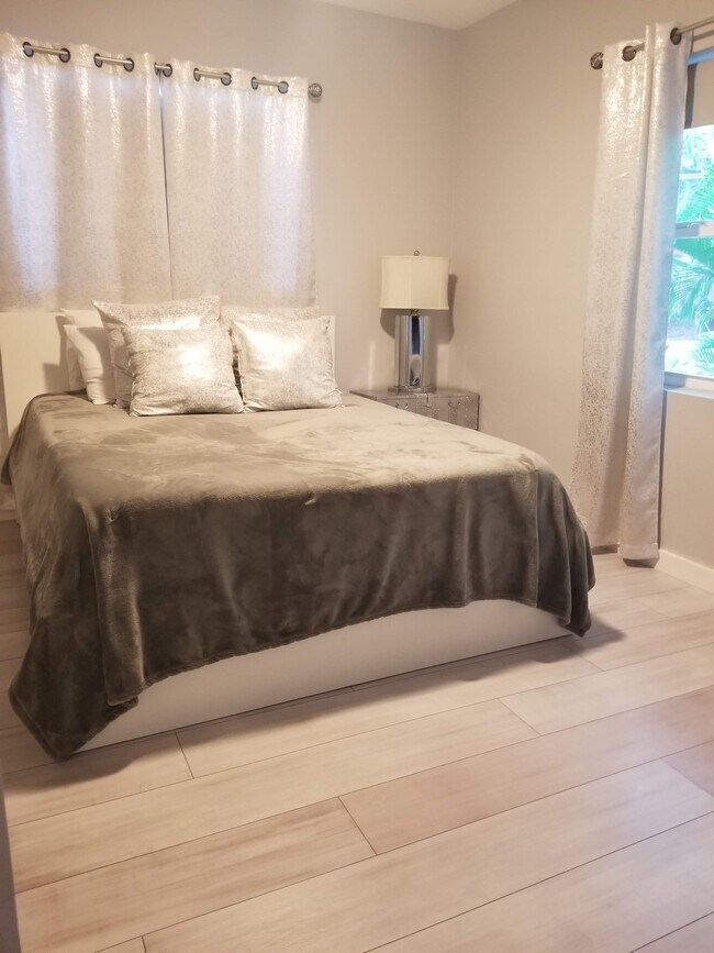 Spare Bedroom: Queen - 1715 NE 11th St