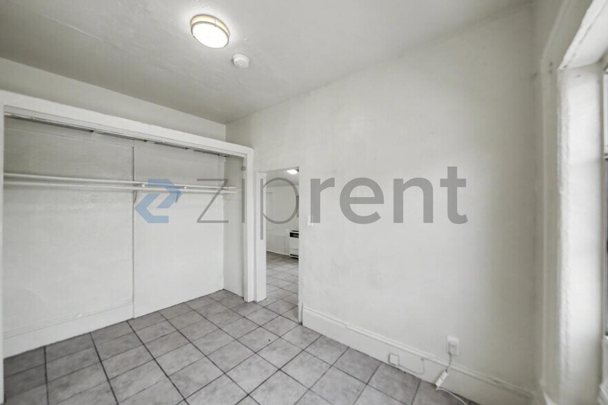 Building Photo - Unit B