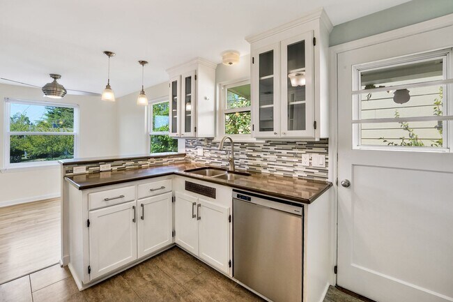 Building Photo - Cape Cod Gem-w/MIL