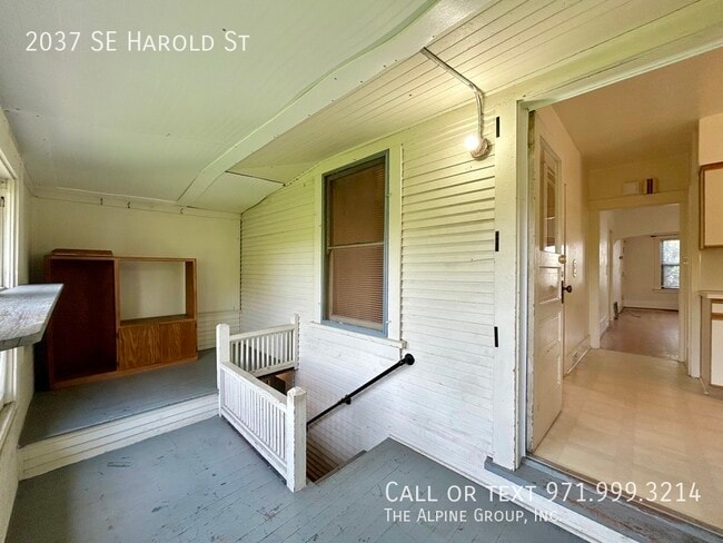 Building Photo - 2037 SE Harold St