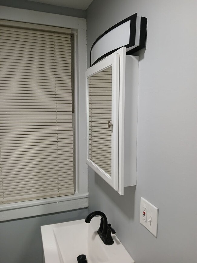 Building Photo - 8 Mangam St